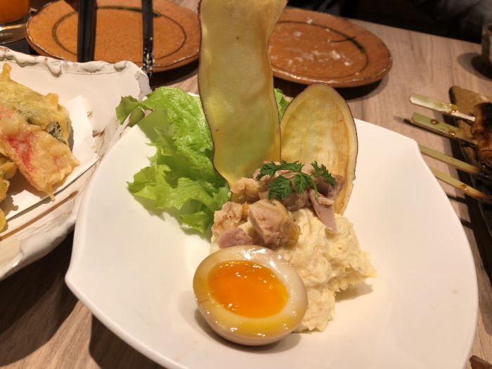 鶏と燻味玉子のポテトサラダ
