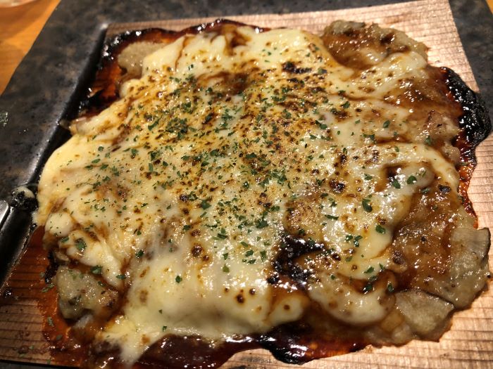 鶏つくねのチーズ杉板焼き