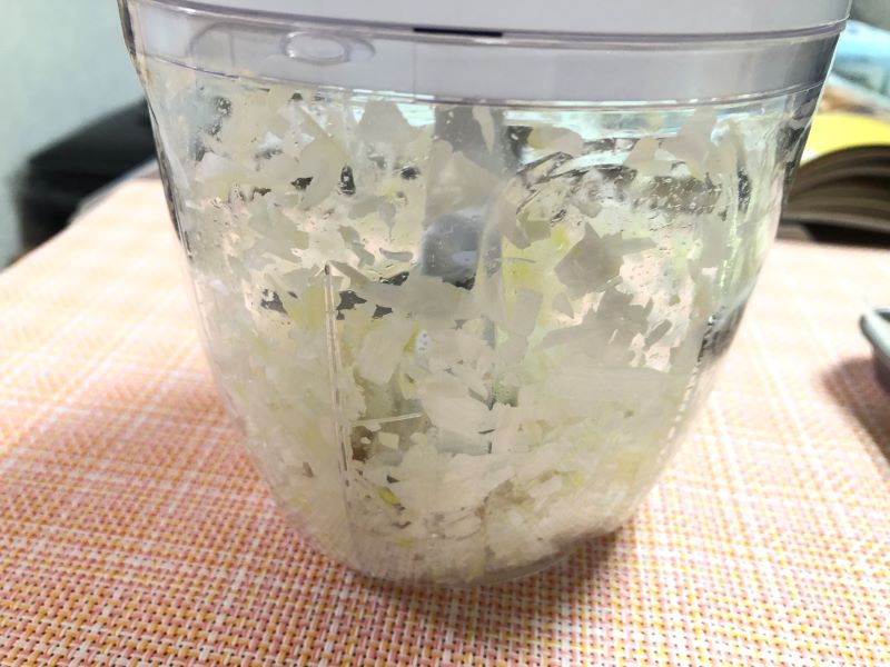 みじん切りチョッパーで長ネギを切る