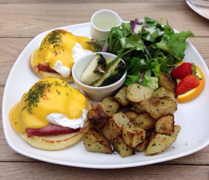 カフェカイラ表参道店のエッグベネディクト