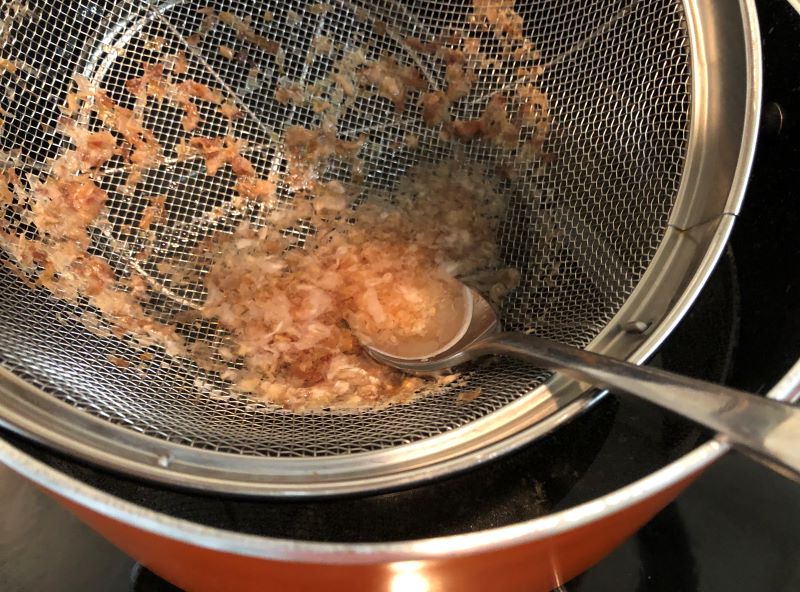 かつおぶしでだしを作る