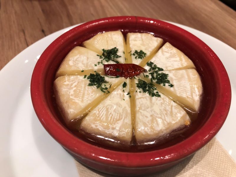 チーズキッチンラクレ新宿のカマンベールチーズのアヒージョ